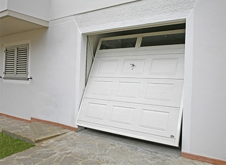 basculante-o-portone-sezionale-le-differenze-e-quale-scegliere-per-la-propria-porta-garage-carini